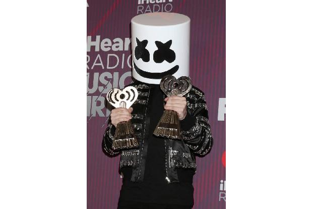 DJ und Produzent Christopher Comstock ist besser bekannt als Marshmello. Er nahm seine Awards als bester neuer Popkünstler u...