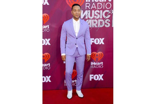 ...erschien John Legend ohne seine Frau. Musste sich Chrissy Teigen etwa zuhause um den Hamster kümmern? Immerhin hält sie d...