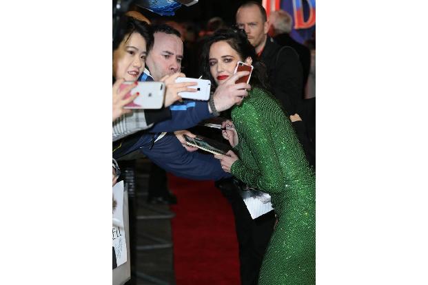 Das sprichwörtliche Bad in der Menge nimmt Eva Green hier in London – und das trotz Sicherheitsabsperrung. Man gönnt es der ...
