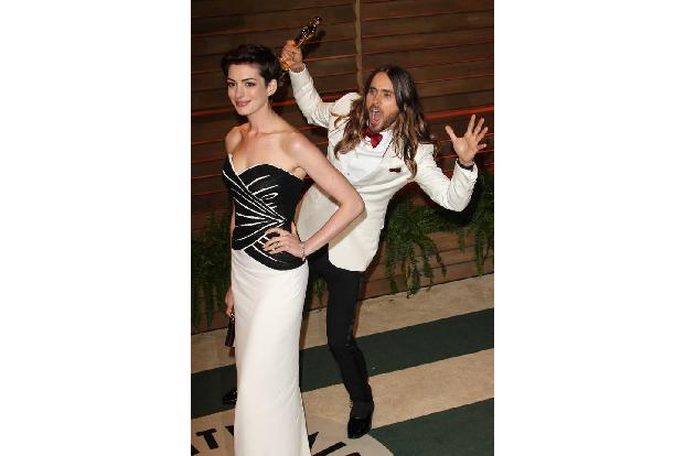 …so. Das Bild mit Anne Hathaway gehört zu den legendärsten Fotobomben Hollywoods – auch, weil die beiden Superstars in ihren...