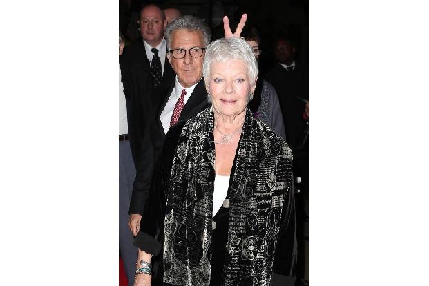 …wählte auch Dustin Hoffman, um seine Kollegin Judy Dench auf einem Promi-Event in London zu veräppeln. Dabei muss man sagen...
