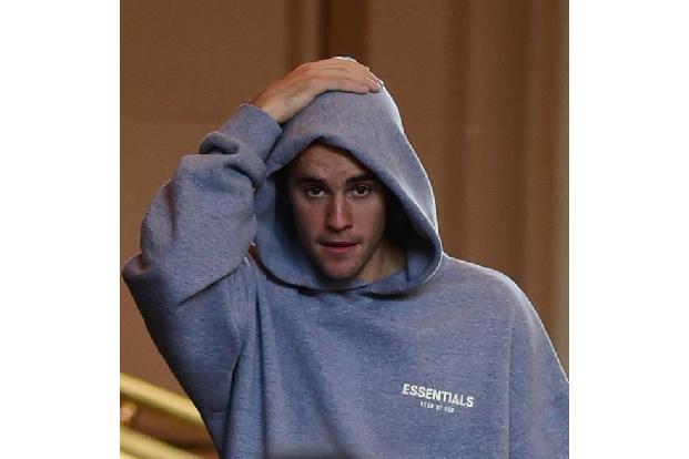 Justin Bieber ist mit Hailey Baldwin glücklich verheiratet. Trotzdem können es einige Fans des Sängers noch immer nicht verk...