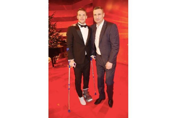 …auch den Bundestrainer, der Manuel Neuer (hier zu sehen mit Vitali Klitschko) trotz offensichtlich noch nicht vollständig a...