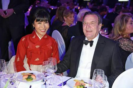 Ex-Kanzler Gerhard Schröder tat es seinem Außenminister gleich und trat ebenfalls fünf Mal vor den Traualtar. Im vergangenen...