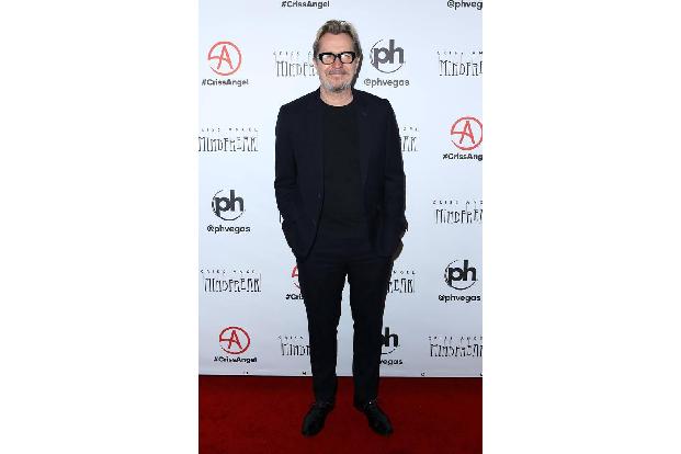 Gary Oldman ist zwar um einiges jünger als Gerhard Schröder, dennoch ist der britische Schauspieler ebenfalls bereits zum fü...