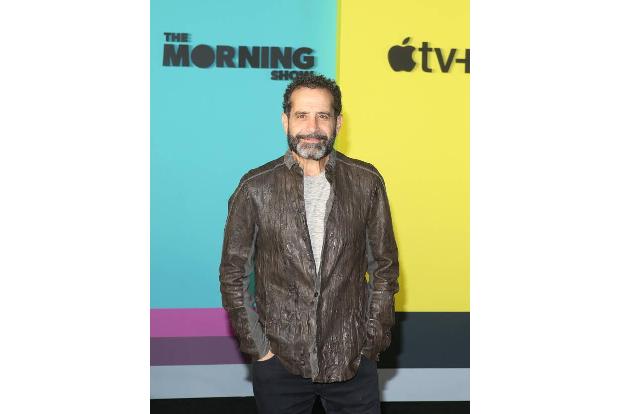 ...Tony Shalhoub zu sehen, den Star aus 'Monk' und Zuschauerliebling aus 'The Marvelous Mrs. Maisel'. In Lederjacke und mit ...