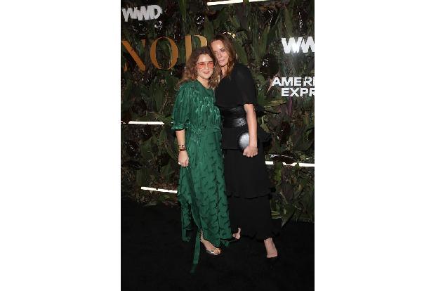 ...Stella McCartney schien es zu gefallen, denn die beiden Grazien herzten sich vor den Paparazzi und bewiesen ihre Zuneigun...