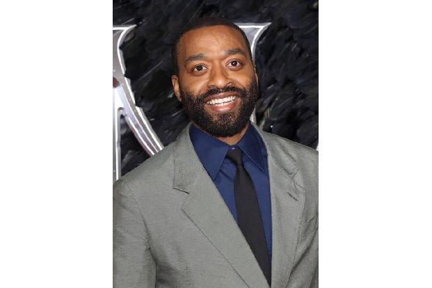 ...Chiwetel Ejiofor freundlich in die Kameras, als er vor dem BFI IMAX in der Nähe von London Waterloo auf den roten Teppich...