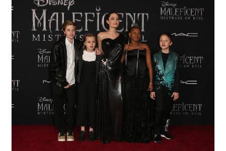 ...richtiges Familien-Event, denn ihre Kinder Maddox, Shiloh, Vivienne, Zahara und Knox waren mitgekommen und ließen sich mi...
