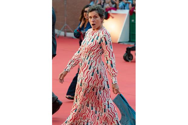 ...langjährige Kollegen und Freunde wie Oscar-Preisträgerin Frances McDormand am Abend dann auf den roten Teppich, um den Pa...