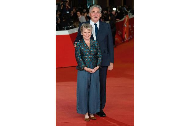 ...Imelda Staunton da, die in der Serie nicht zu sehen war, dafür aber im Kinofilm einen prominenten Auftritt hat. Aufmerksa...