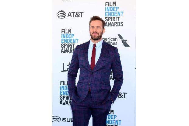 ...Armie Hammer aus 'Call Me By Your Name', denn der smarte Frauenschwarm wird Simon Doyle spielen, Linnet Doyles Ehemann. J...
