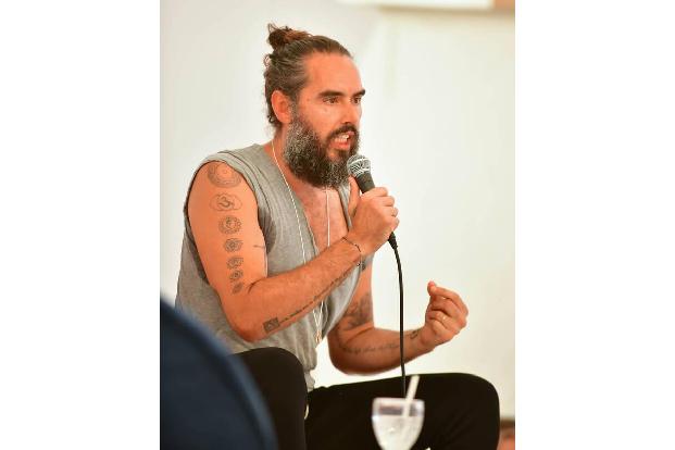 ...Verpflichtung von Russell Brand, denn der Schauspieler hatte sich in den vergangenen Jahren auf seinen spirituellen Podca...