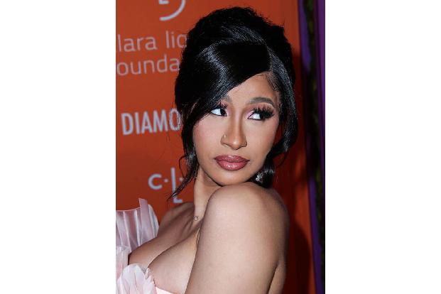 Cardi B lässt sich mal so richtig verwöhnen: Die Rapperin feiert bei der Familie ihres Mannes Offset. In die Küche lassen di...