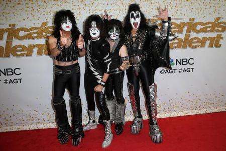 Zwei Jahre später trug er das Make-up würdevoll wieder auf und sein Bandkollege Paul Stanley erklärte: 
