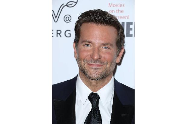Bradley Cooper gab sich bescheiden und sagte, er freue sich, dass ein Mann, der nicht wie ein Model aussähe, diesen Preis ge...