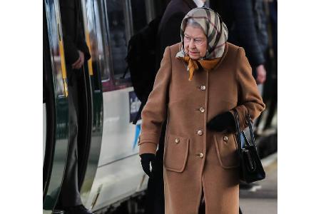 Ihre Majestät wird nicht länger echtes Fell tragen: Die oberste Ankleiderin der Queen hat verkündet, dass die Monarchin künf...
