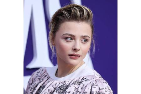 ...Chloe Grace Moretz schießt kaum Selfies mit sich selber, geschweige denn mit Fans. Sie erklärte, Selfies langweilig zu fi...
