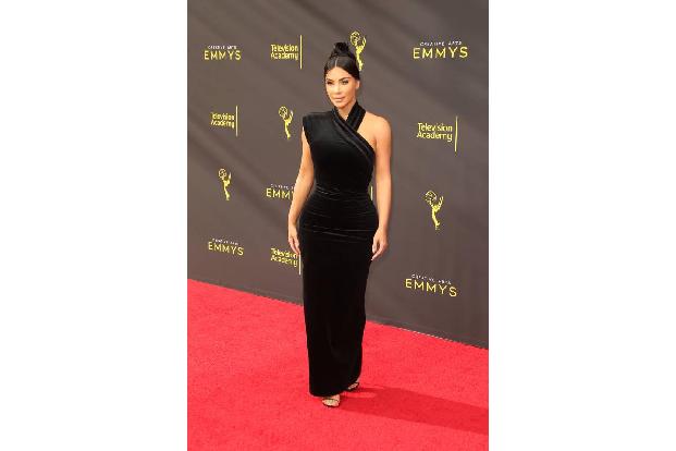 Einen wesentlich selbstloseren Grund gibt Kim Kardashian an. Die Unternehmerin absolviert zurzeit ein Praktikum in einer Anw...