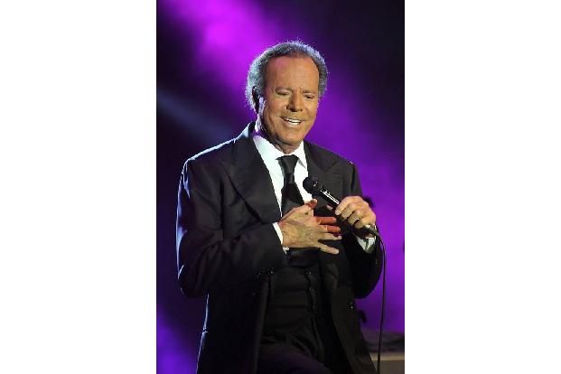 Julio Iglesias sollte Anwalt werden, doch als er nach einem Autounfall mehrere Jahre bewegungsunfähig war, brachte er sich s...