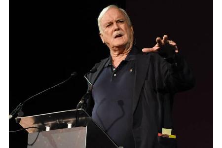 Er ist lustig und schlau obendrein: John Cleese hat nicht nur einen Abschluss in Jura gemacht, er machte ihn an der renommie...