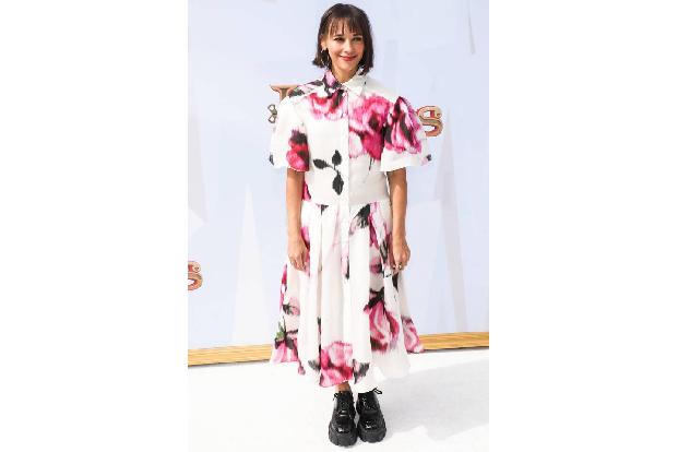 ...Rashida Jones ist die Tochter von Musikproduzent Quincy Jones, der mit Michael Jackson arbeitete, als sie ein Kind war. B...