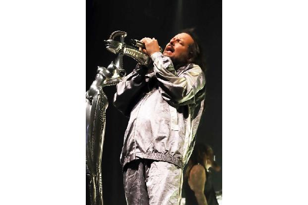 Das Gleiche macht Frontmann Jonathan Davis mit seiner Band Korn. Die Fans können es kaum erwarten!