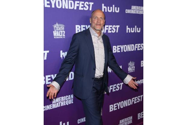 Schauspieler Woody Harrelson wurde 1997 von den Cops abtransportiert, nachdem er gegen die Abholzung eines Redwood-Waldes in...