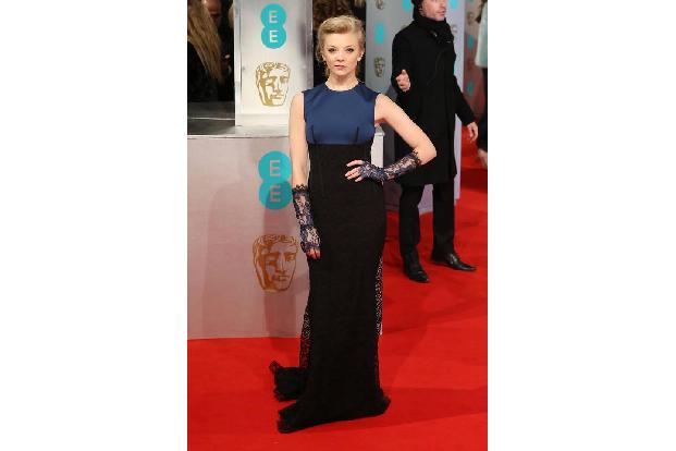 …interpretiert 'Game of Thrones'-Schönheit Natalie Dormer den Trend der langen Handschuhe. Die hätte es zu diesem Outfit zwa...