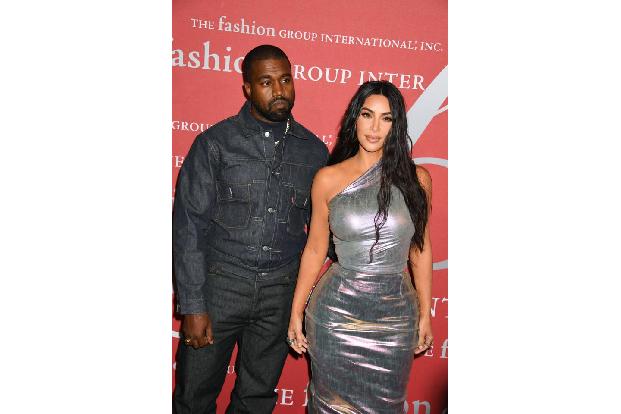 Da ist zunächst erst einmal Kanyes Ehefrau Kim Kardashian, die ihrem Mann natürlich zur Seite steht, wenn halb Hollywood vor...