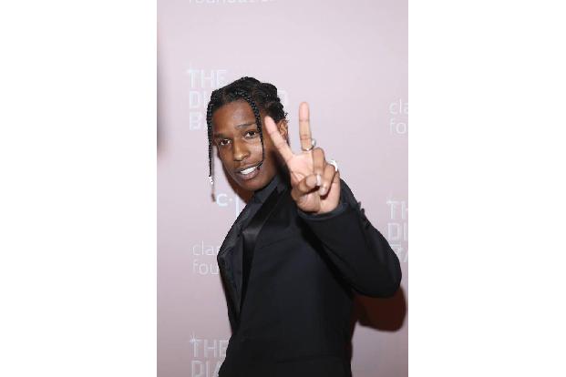 …A$AP Rocky im Schlepptau. Der war gerade aus der Untersuchungshaft in Schweden freigekommen. Sein Weg führte ihn umgehend z...
