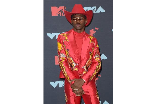 Rapper Lil Nas X liegt mit ebenfalls sechs Nominierungen gleichauf mit Billie Eilish. Diese erhielt er unter anderem in den ...
