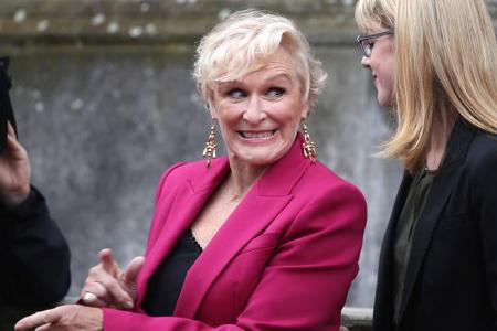 Bei Glenn Close sind wir nicht mal sicher, ob sie lächeln will oder drauf und dran ist, jemanden zusammenzufalten.