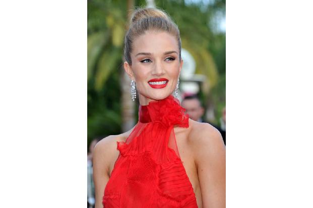 Rosie Huntington-Whiteley sieht auf einer Premiere beim Filmfestival in Venedig aus, als habe ihr gerade jemand einen schlec...