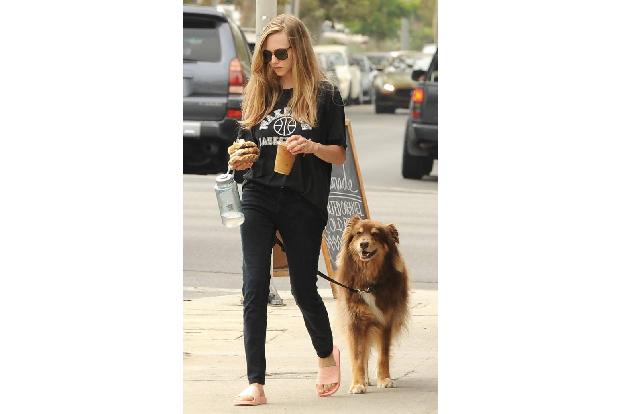 Amanda Seyfried hat ebenfalls einen Adoptivhund dem Kauf bei einem Züchter vorgezogen und geht gern mit Finn spazieren.