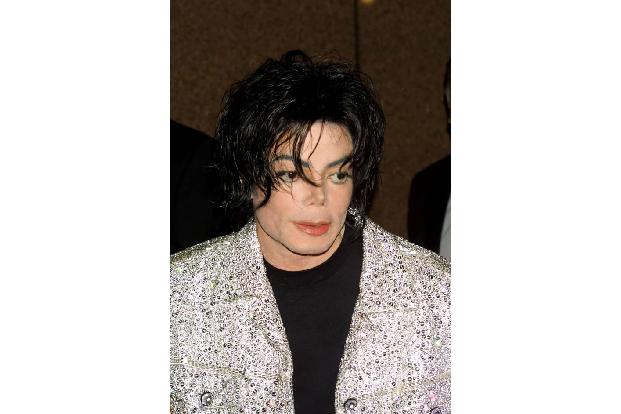 ...Michael Jackson verkohlte sich die Haare, als es 1984 beim Dreh zur Pepsi-Werbung zu einem Unfall kam. Der Produzent Ralp...