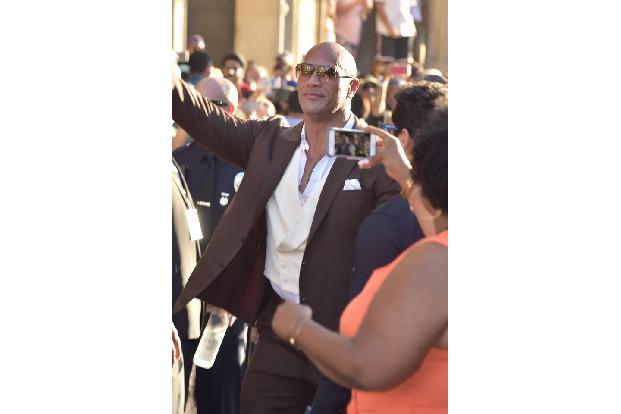Am Samstag, dem 13. Juli, versammelten sich Stars wie Dwayne Johnson vor dem Dolby Theater in Los Angeles, um von den Fans g...
