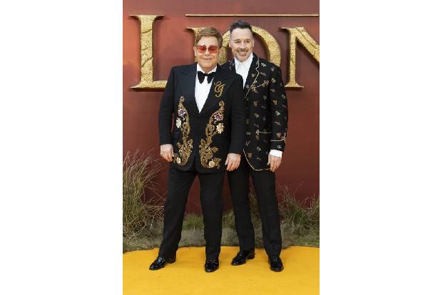 ...Seite stand Eltons Ehemann David Furnish, der sich sichtlich für seinen Partner freute. Elton ist seit einigen Monaten im...
