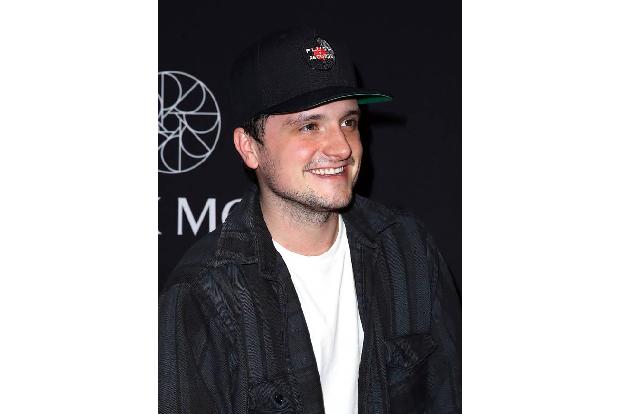 ...Josh Hutcherson trat für Bernie auf Wahlkampfveranstaltungen in Iowa auf. Das war 2016. Vielleicht ist Josh ja 2020 wiede...