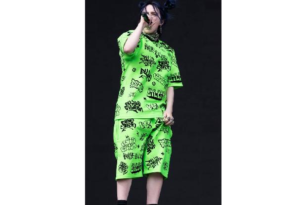 Billie Eilish tourt zurzeit die Festivalbühnen und hat sogar eine eigene Klamottenkollektion herausgegeben. Kein Wunder, das...