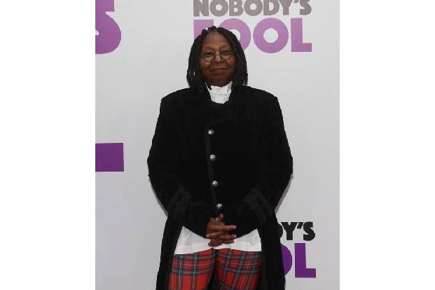 ...Whoopi Goldberg ein Lied singen, die sogar Reisen von Los Angeles nach New York stets mit dem Bus machte. Für die Serie ‚...