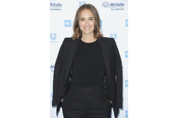 ...Hollywoodstar Natalie Portman, die nie ohne ihr Desinfektionsmittel anzutreffen ist. Aus Angst vor Krankheiten und Anstec...