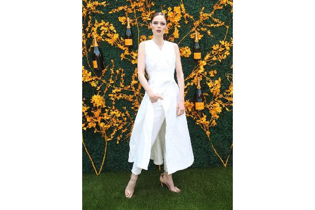 Nein, Coco Rocha fasst sich auf diesem Bild nicht in den Schritt! Wer genau hinsieht, entdeckt die Hosentasche in dem verzwi...