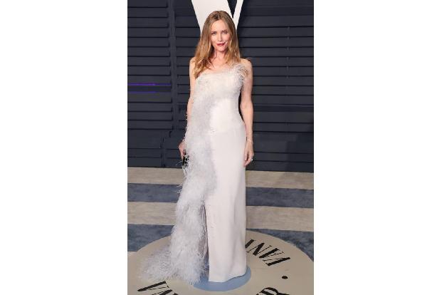 Leslie Mann trägt hier kein reines Weiß – und genau das macht den Look so frisch. Dank der interessanten Federverzierung ist...