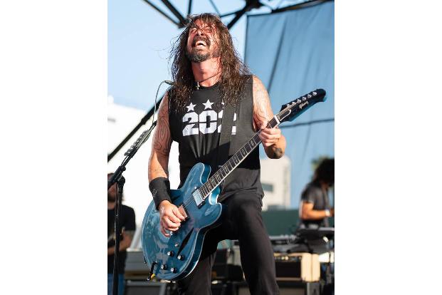 Ein echter Rocker kennt keinen Schmerz: Als Dave Grohl bei einem Konzert in Göteborg von der Bühne fiel, brach er sich das B...