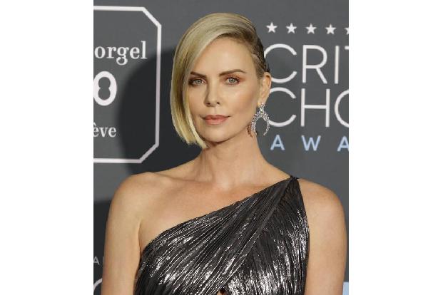 Charlize Theron fiel bei den Dreharbeiten zu Æon Flux derart unglücklich, dass sie einen schmerzhaften Bandscheibenvorfall d...