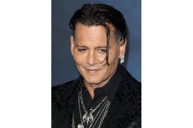Als Johnny Depp bei den Dreharbeiten zu 'Lone Ranger' von seinem Pferd abgeworfen und um ein Haar zu Tode getrampelt wurde, ...