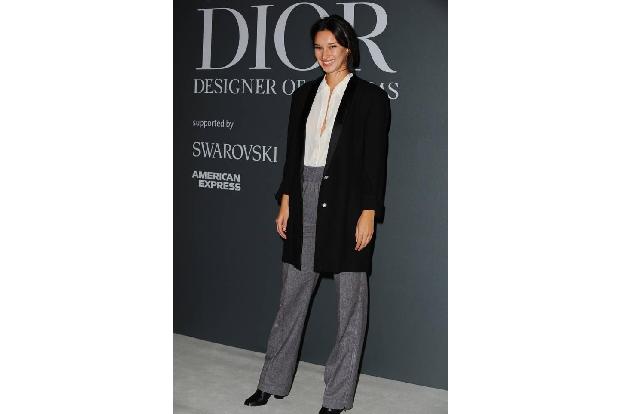 …ein klassisches Outfit mit Leinenhose und Blazer. Filmstar Renee Stewart weiß, sich mit Stil und Eleganz in Szene zu setzen...
