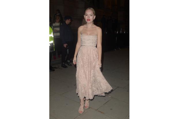 …verzauberte YouTuberin Tanya Burr die Fotografen. Ein blassrosa Kleid und knallroter Lippenstift – ein Traum! Wer darf auf ...