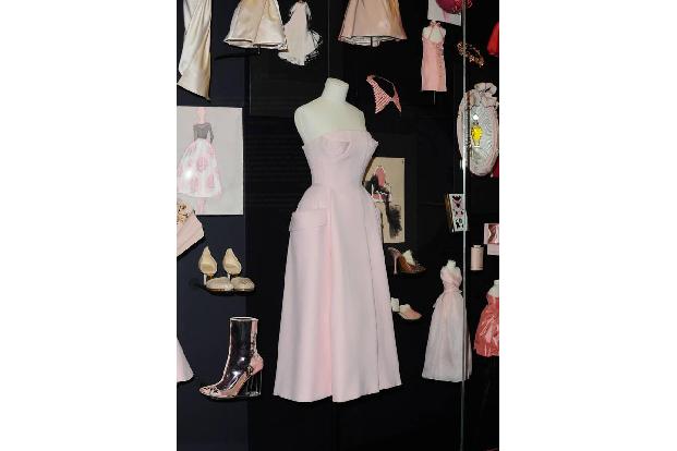 …mit auf eine Zeitreise der Modegeschichte. Die Ausstellungsstücke zeigen die Anfänge der Marke und die schönsten Designs de...